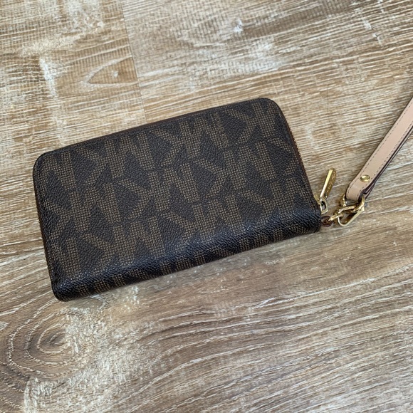 Michael Kors Logo Wristlet - Picture 4 of 6